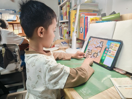 網(wǎng)絡(luò)賽孩子在家參與比賽照片 (3)_副本.jpg 網(wǎng)絡(luò)賽孩子在家參與比賽照片 (3)_副本.jpg